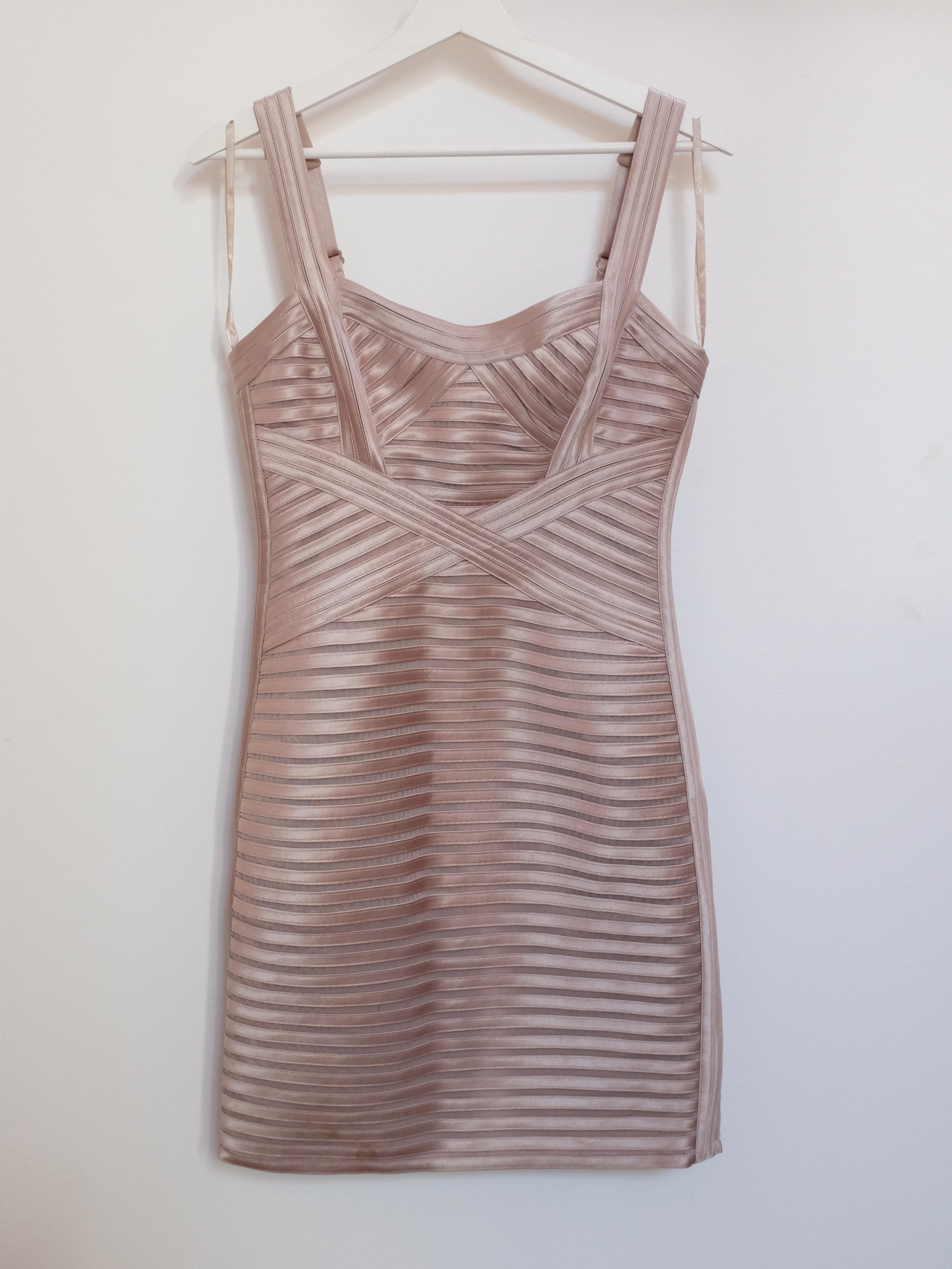 BCBG MAX AZRIA OBLEKA